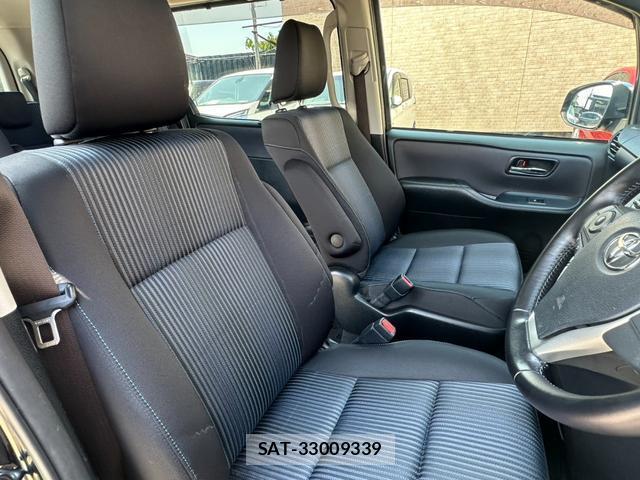 Toyota VOXY 2016-10 8224662-6