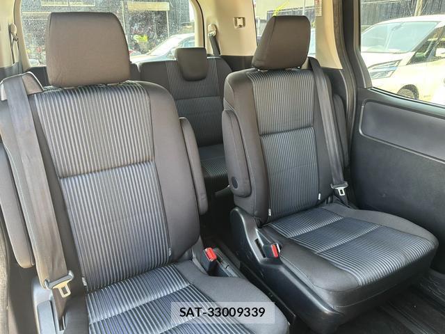 Toyota VOXY 2016-10 8224662-7