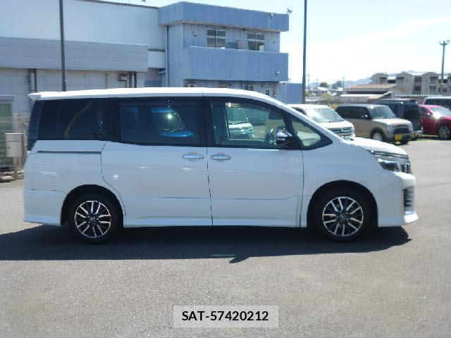 Toyota VOXY 2017-03 8224820-5