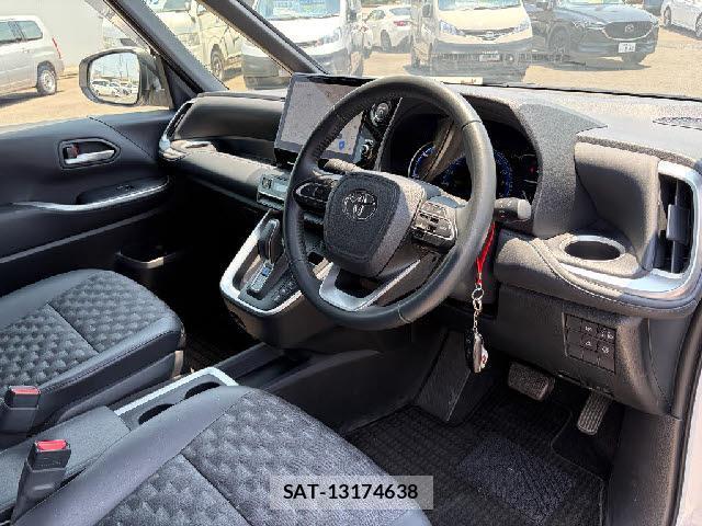Toyota VOXY 2024-11 8224855-2