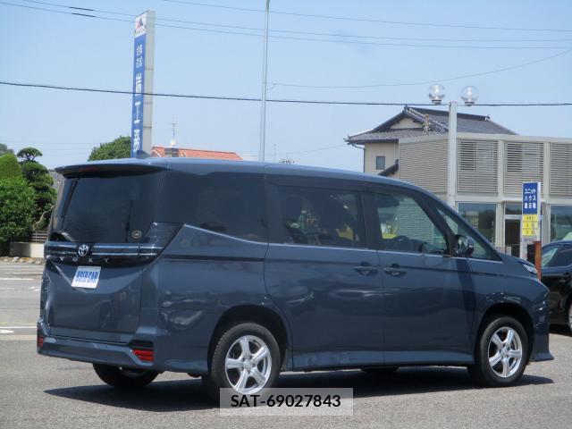 Toyota VOXY 2022-06 8224970-16
