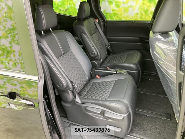 Toyota VOXY 2026-04 8225159-4