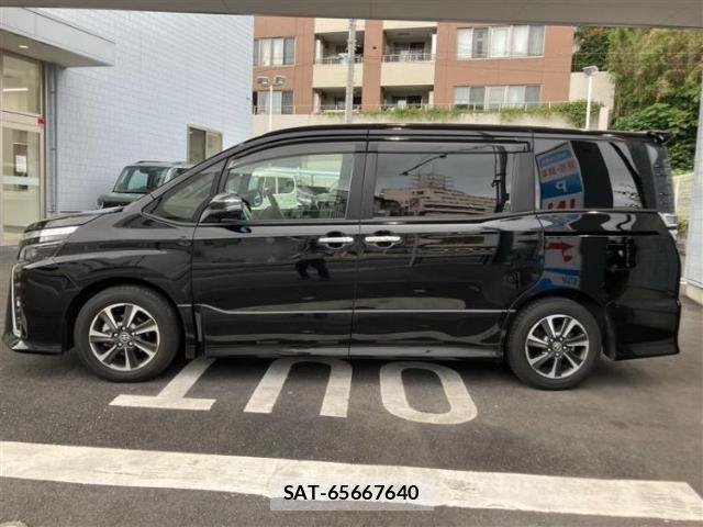 Toyota VOXY 2021-10 8225205-1