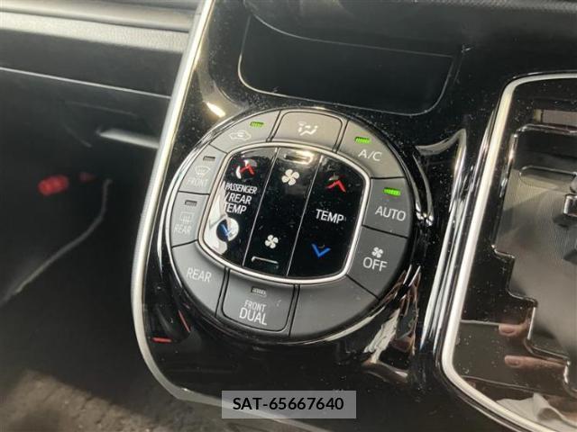 Toyota VOXY 2021-10 8225205-17