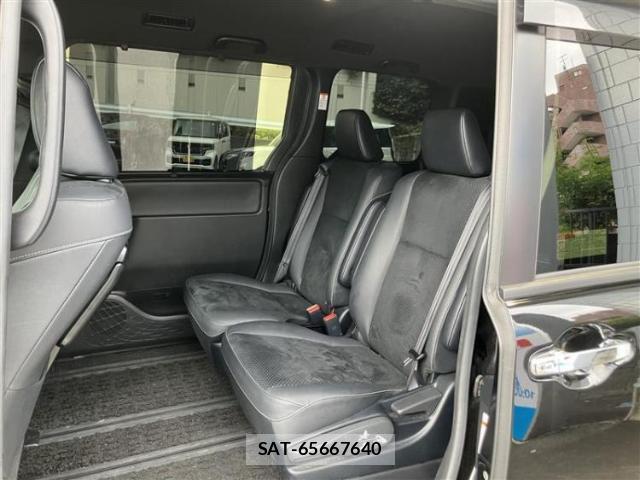 Toyota VOXY 2021-10 8225205-6