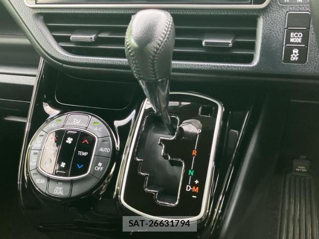 Toyota VOXY 2017-09 8225267-16