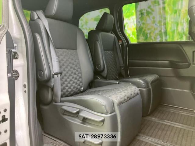 Toyota VOXY 2025-04 8225286-5