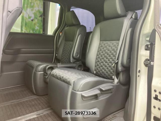 Toyota VOXY 2025-04 8225286-7