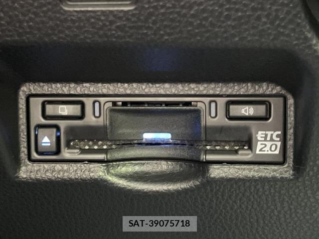 Toyota VOXY 2024-10 8225486-17