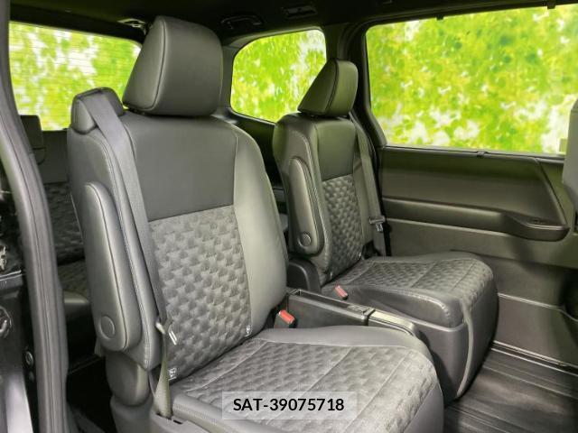 Toyota VOXY 2024-10 8225486-4