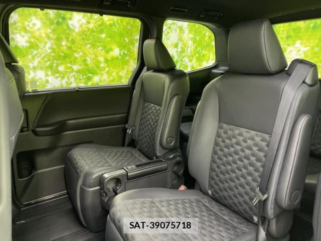 Toyota VOXY 2024-10 8225486-7