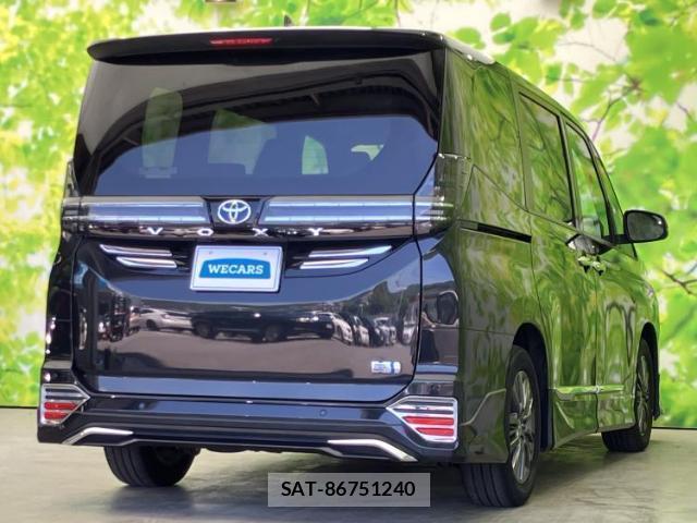 Toyota VOXY 2023-08 8225506-2