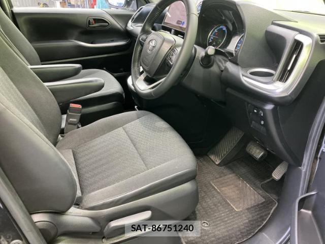 Toyota VOXY 2023-08 8225506-3
