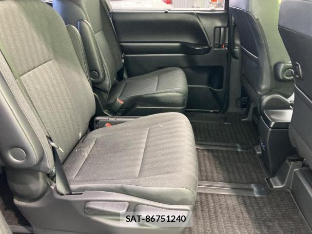 Toyota VOXY 2023-08 8225506-4