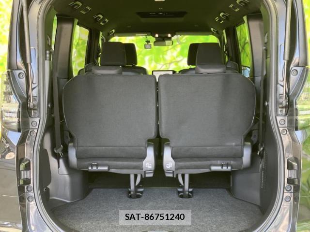 Toyota VOXY 2023-08 8225506-7