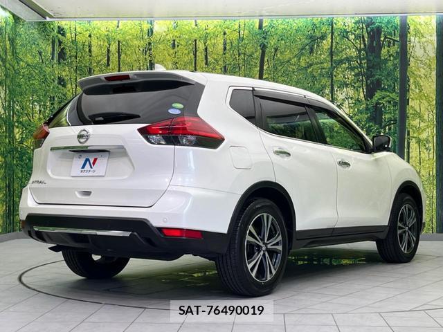 Nissan X-TRAIL 2017-08 8221147-16