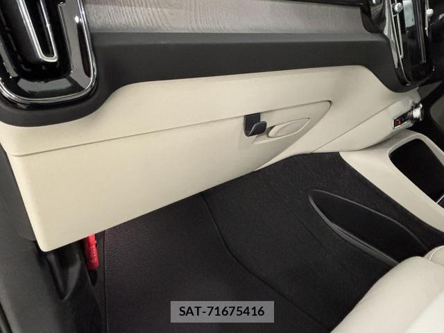 Volvo XC40 2021-06 8218290-14