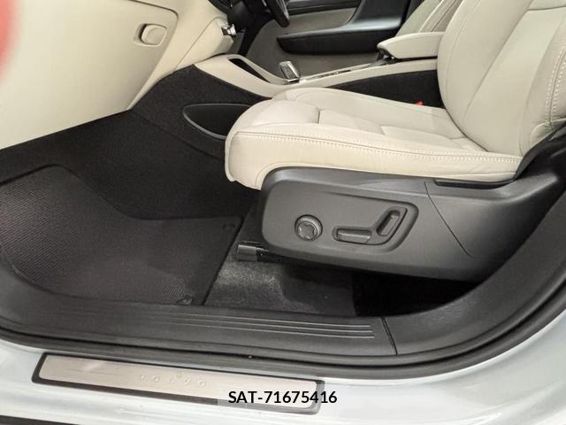 Volvo XC40 2021-06 8218290-16