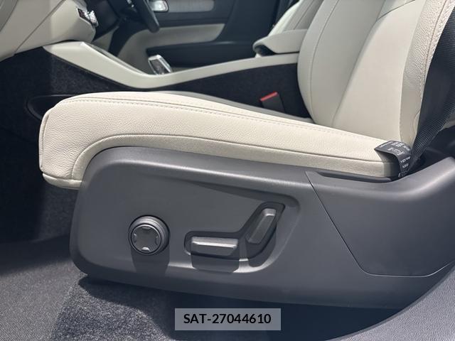Volvo XC40 2025-09 8218294-5