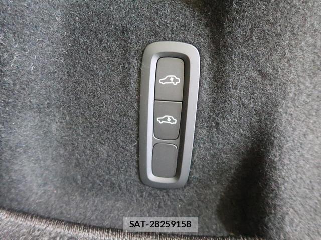 Volvo XC60 2025-06 8219501-8