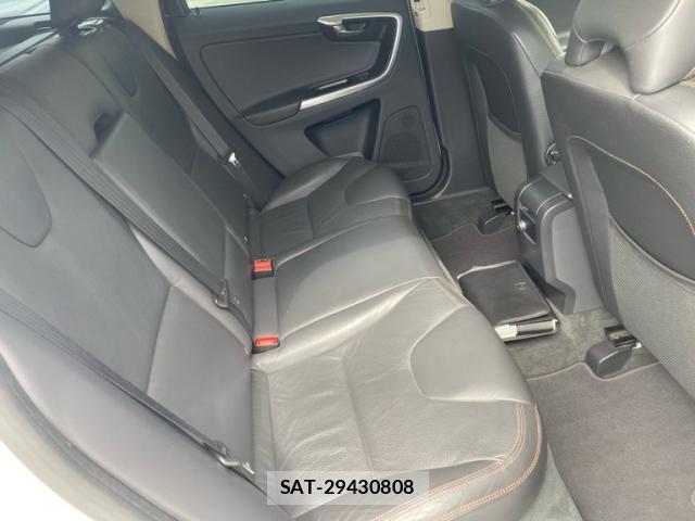 Volvo XC60 2012-05 8220045-8