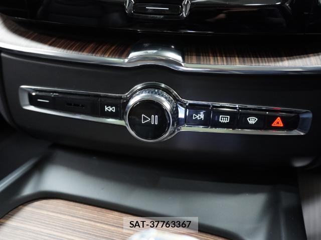 Volvo XC60 2023-12 8222929-9