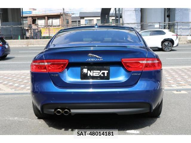 Jaguar XE 2016-06 8221212-1