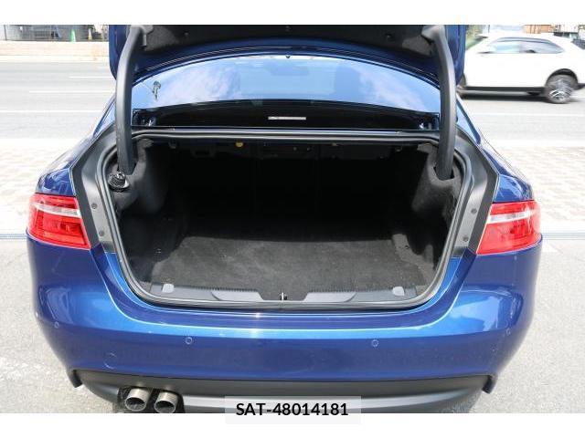 Jaguar XE 2016-06 8221212-11