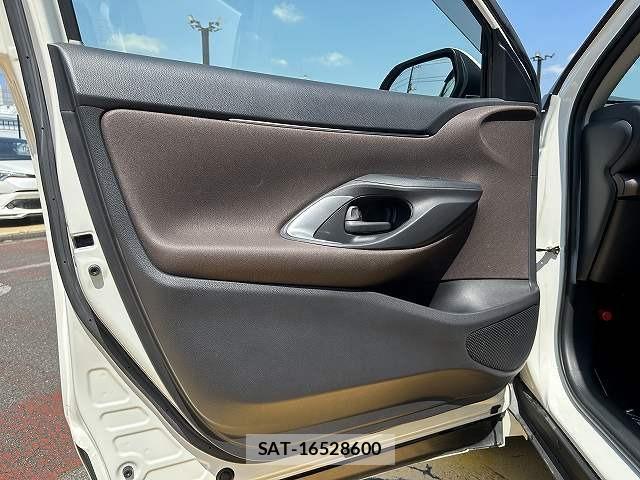 Toyota YARIS CROSS 2021-06 8223255-11