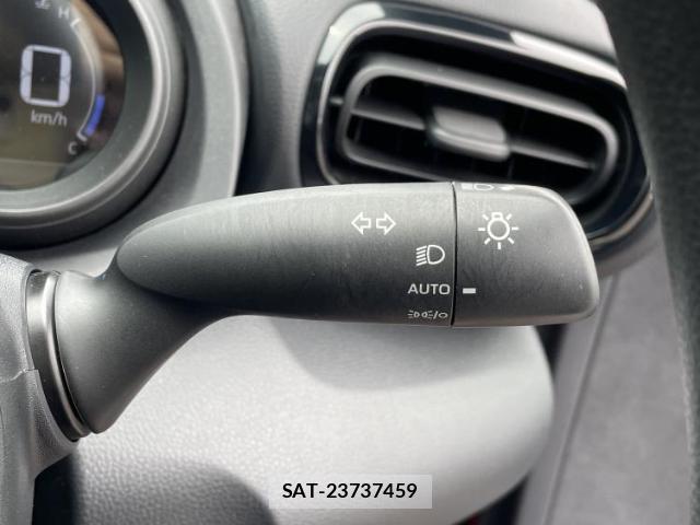 Toyota YARIS 2023-08 8219933-13
