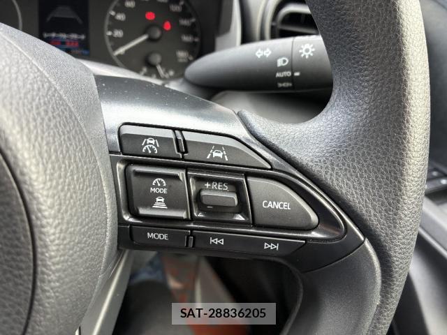 Toyota YARIS 2025-04 8220450-17