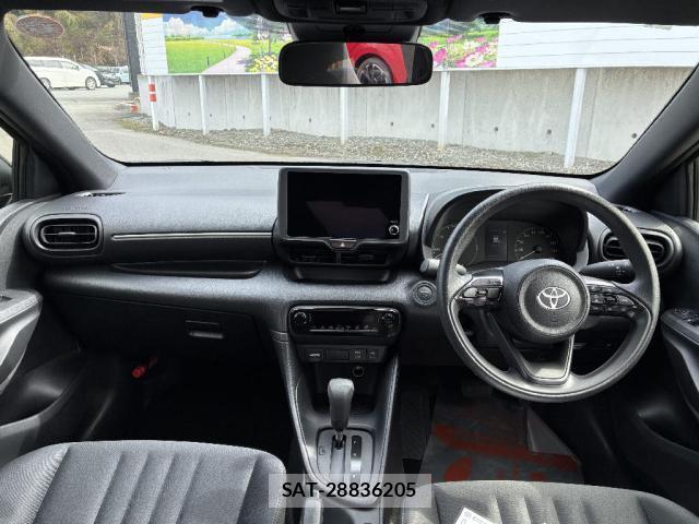 Toyota YARIS 2025-04 8220450-2