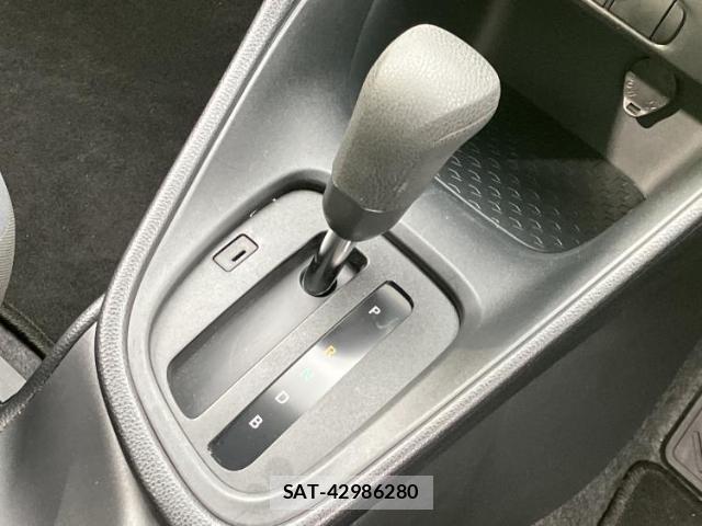 Toyota YARIS 2022-02 8225067-15