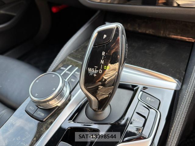 Bmw 5 SERIES 2018-06 8284077-1