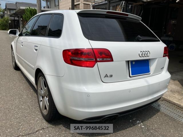 Audi E-TRON 2011-07 8284797-3