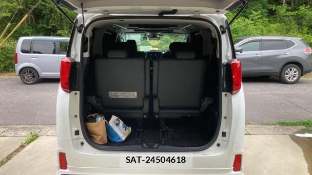 Toyota ALPHARD 2023-04 8281457-17