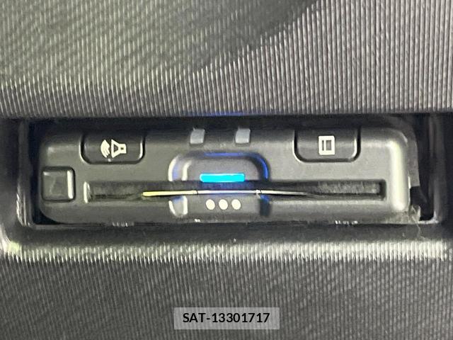 Toyota AQUA 2017-06 8276715-4