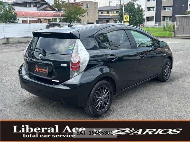 Toyota AQUA 2013-02 8277805-10