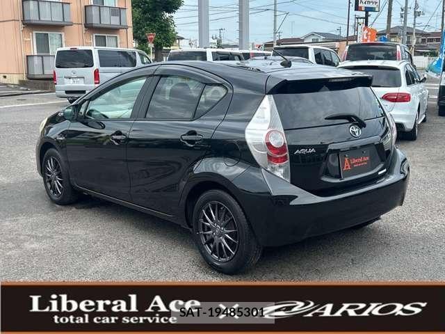 Toyota AQUA 2013-02 8277805-11