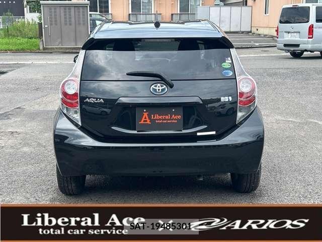 Toyota AQUA 2013-02 8277805-2