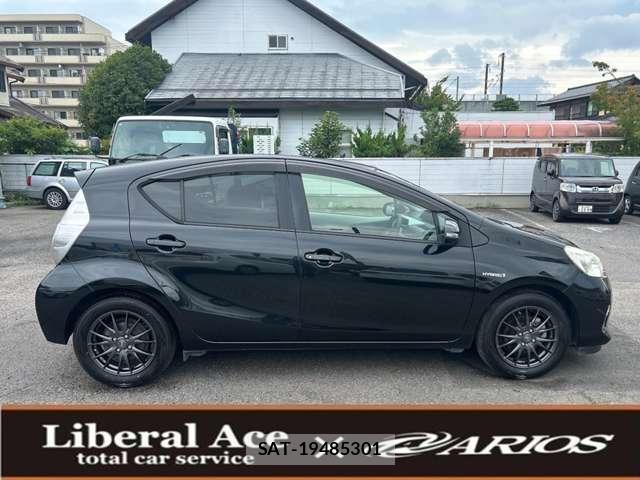 Toyota AQUA 2013-02 8277805-3