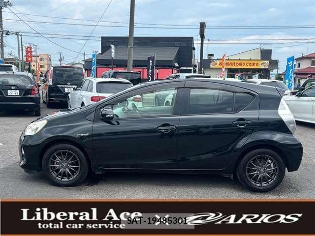 Toyota AQUA 2013-02 8277805-4