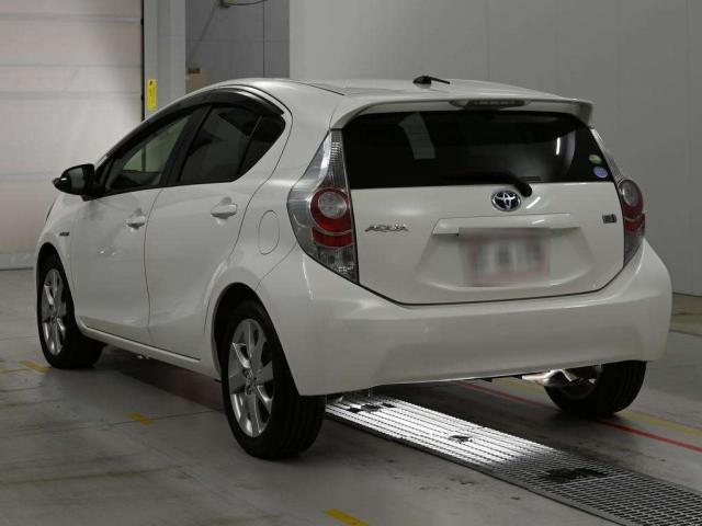 Toyota AQUA 2012-02 8277910-1