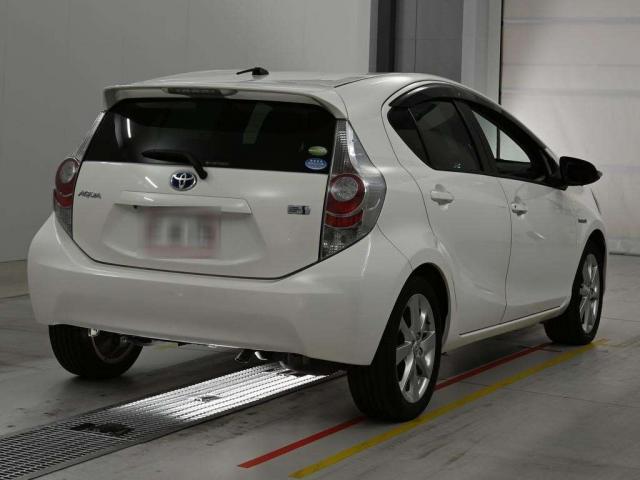 Toyota AQUA 2012-02 8277910-8