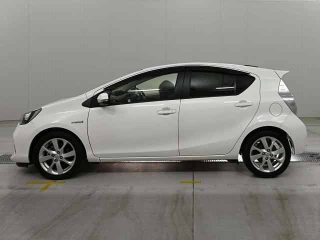 Toyota AQUA 2012-02 8277910-9