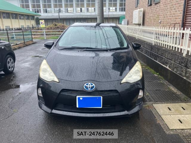 Toyota AQUA 2013-10 8279517-0
