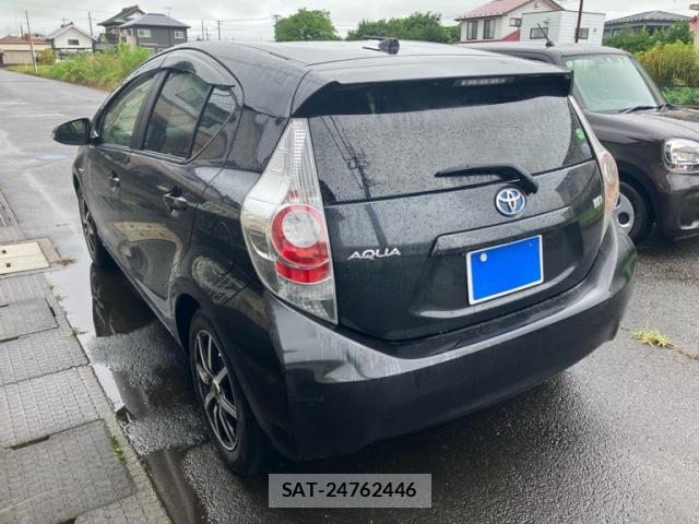 Toyota AQUA 2013-10 8279517-12