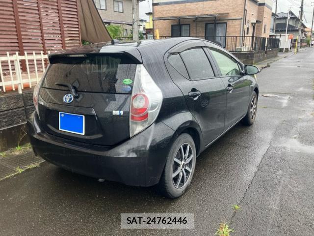 Toyota AQUA 2013-10 8279517-13