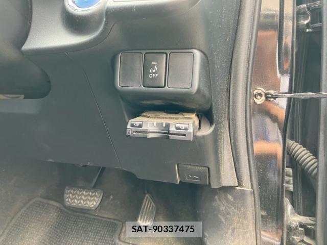 Toyota AQUA 2013-11 8279527-9