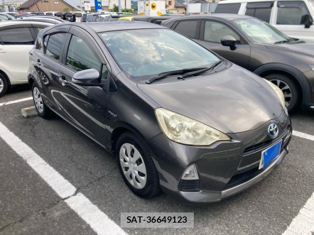 Toyota AQUA 2013-09 8279850-1